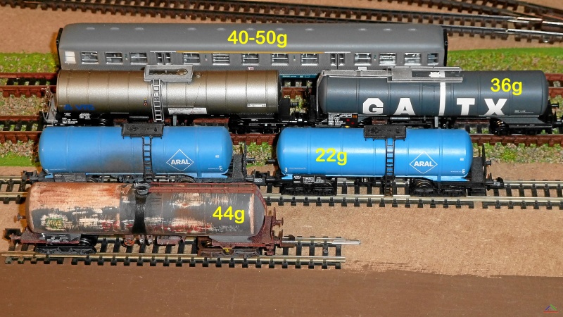 177 Wagengewicht.JPG - Trix Knickkesselwagen und Arnold Tankwagen sind für den Betrieb auf einer Anlage mit Steigungen zu schwer